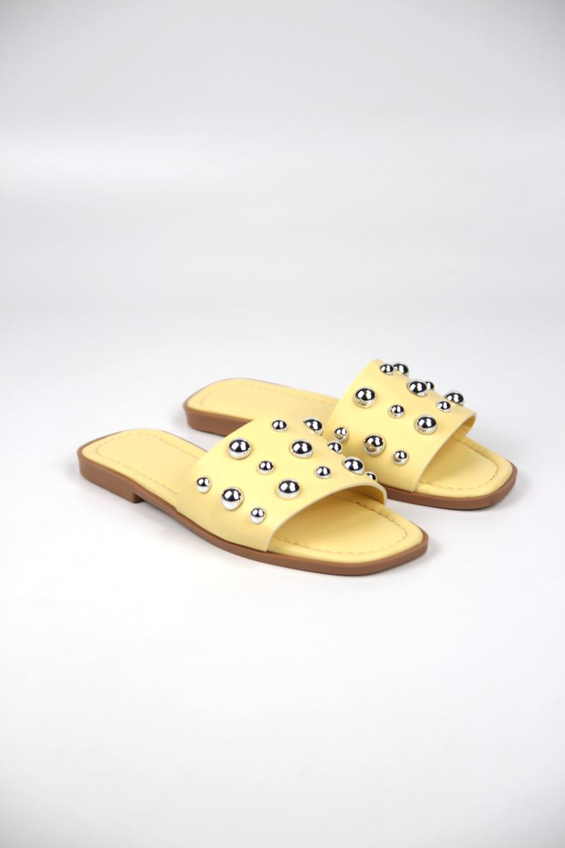 May Kadın Gümüş Yuvarlak Zımba Detaylı Sarı Cilt Terlik