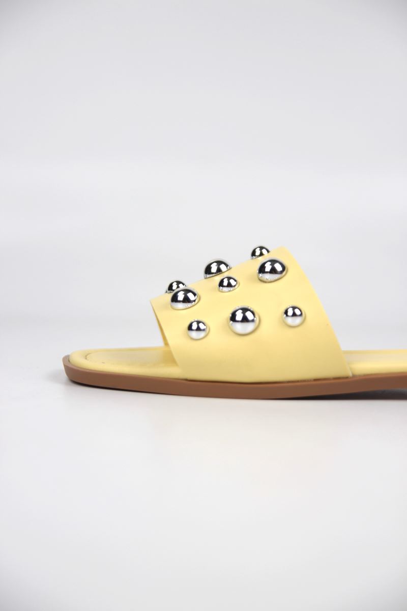 May Kadın Gümüş Yuvarlak Zımba Detaylı Sarı Cilt Terlik