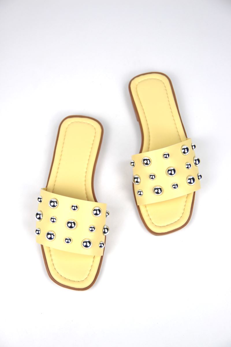 May Kadın Gümüş Yuvarlak Zımba Detaylı Sarı Cilt Terlik