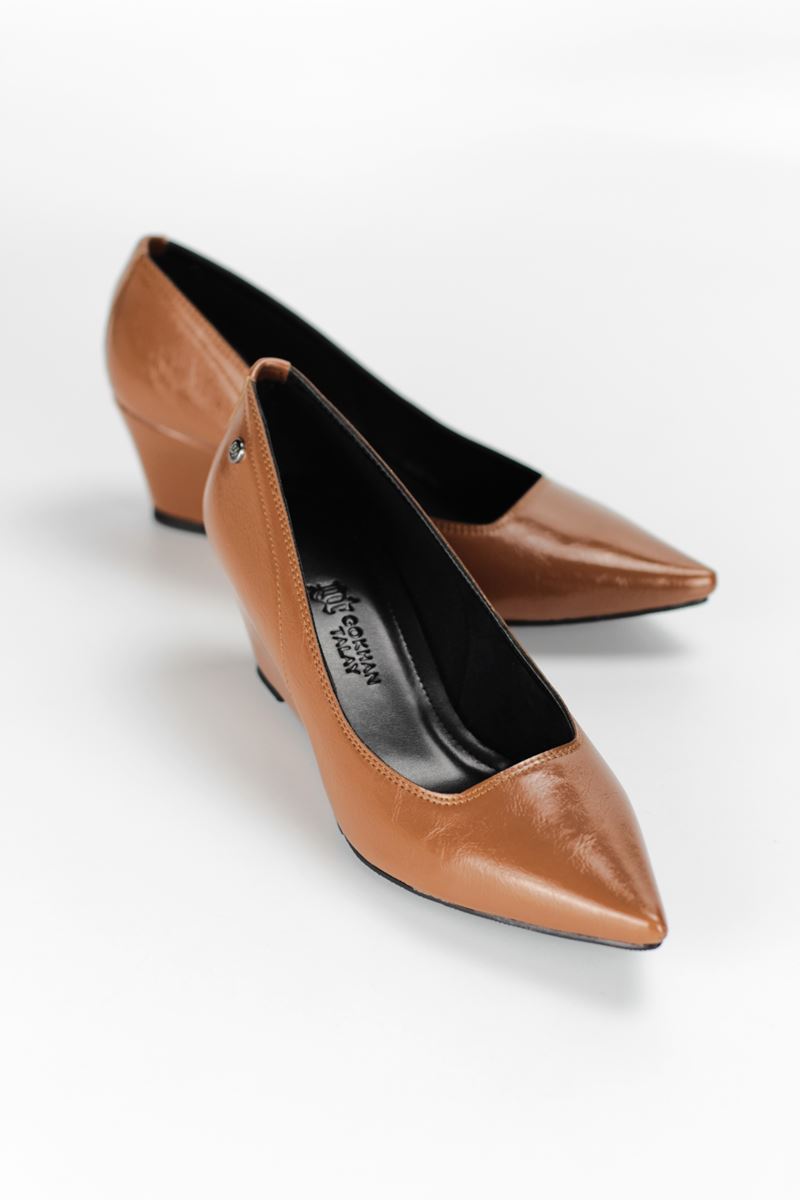 Pia Esnek Yumuşak Kaymaz Taban (4 cm) Kadın Dolgu Topuk Taba Rugan Ayakkabı