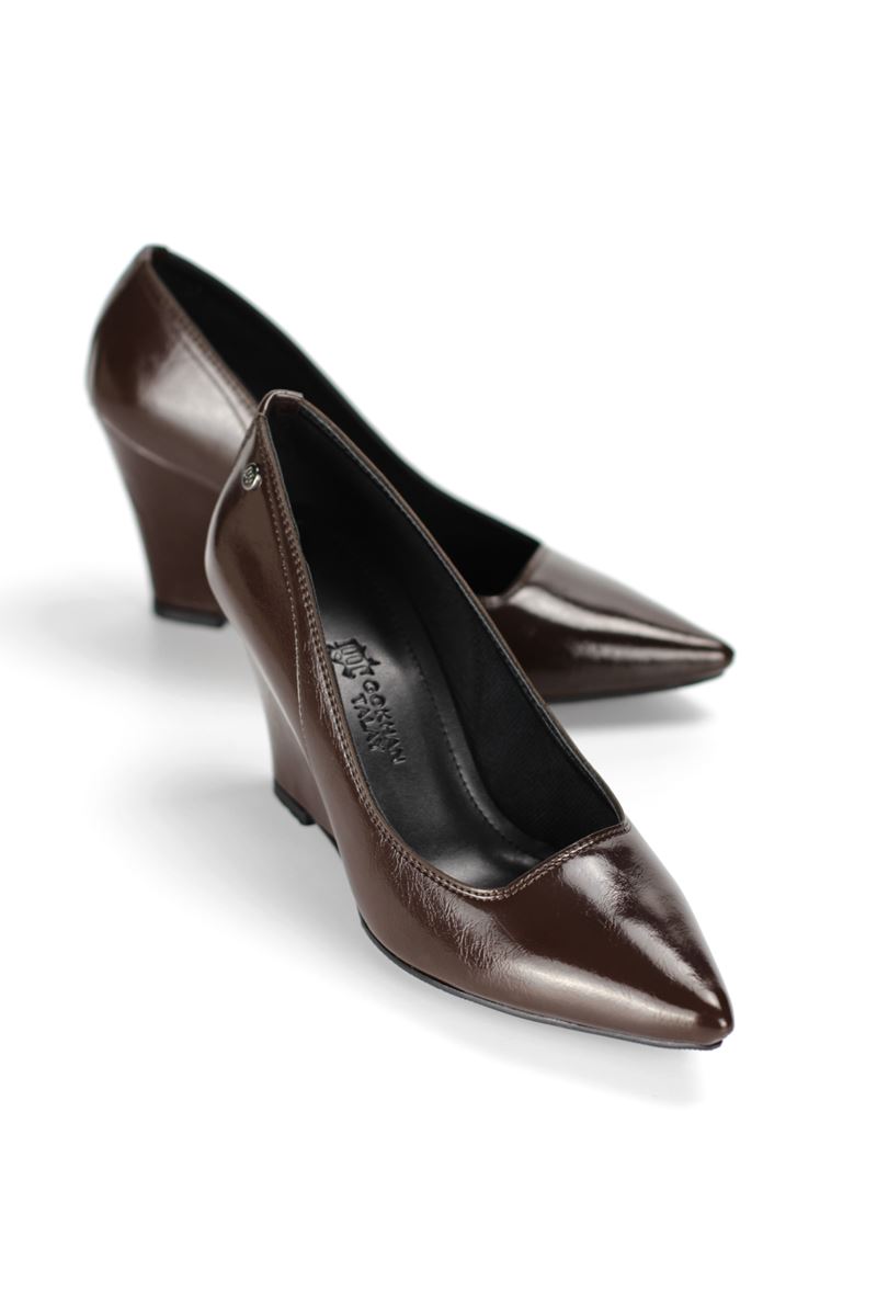 Perla Esnek Yumuşak Kaymaz Taban (8 cm) Kadın Dolgu Topuk  Kahverengi Rugan Ayakkabı