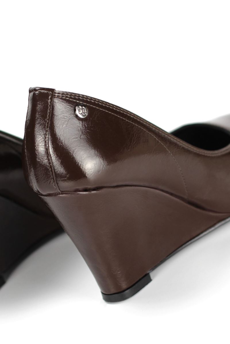 Perla Esnek Yumuşak Kaymaz Taban (8 cm) Kadın Dolgu Topuk  Kahverengi Rugan Ayakkabı