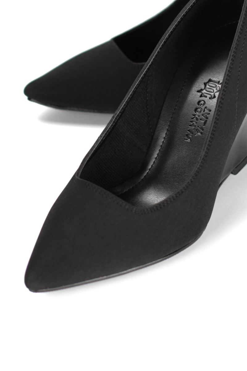 Perla Esnek Yumuşak Kaymaz Taban (8 cm) Kadın Dolgu Topuk  Siyah Süet Ayakkabı