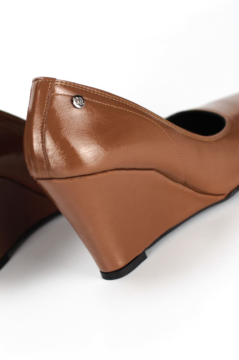 Perla Esnek Yumuşak Kaymaz Taban (8 cm) Kadın Dolgu Topuk  Taba Rugan Ayakkabı