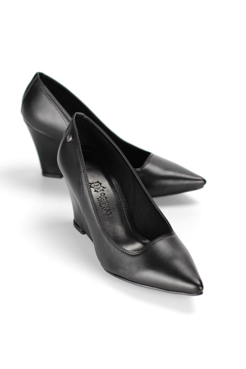 Perla Esnek Yumuşak Kaymaz Taban (8 cm) Kadın Dolgu Topuk  Siyah Cilt Ayakkabı