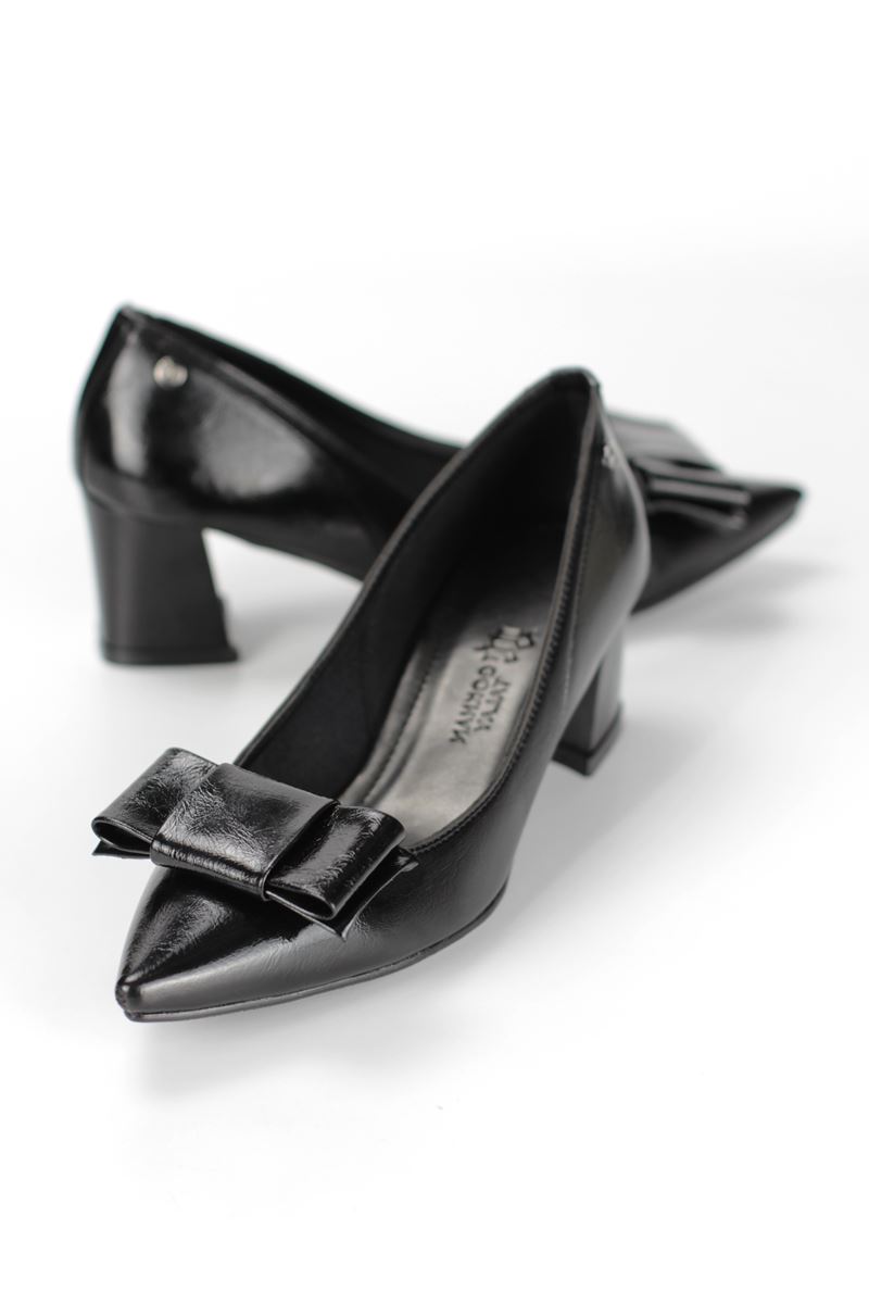 Benedita Esnek Yumuşak Kaymaz Taban (4 cm) Kadın Kalın Topuk Köşe Fiyonkllu Siyah Rugan Ayakkabı