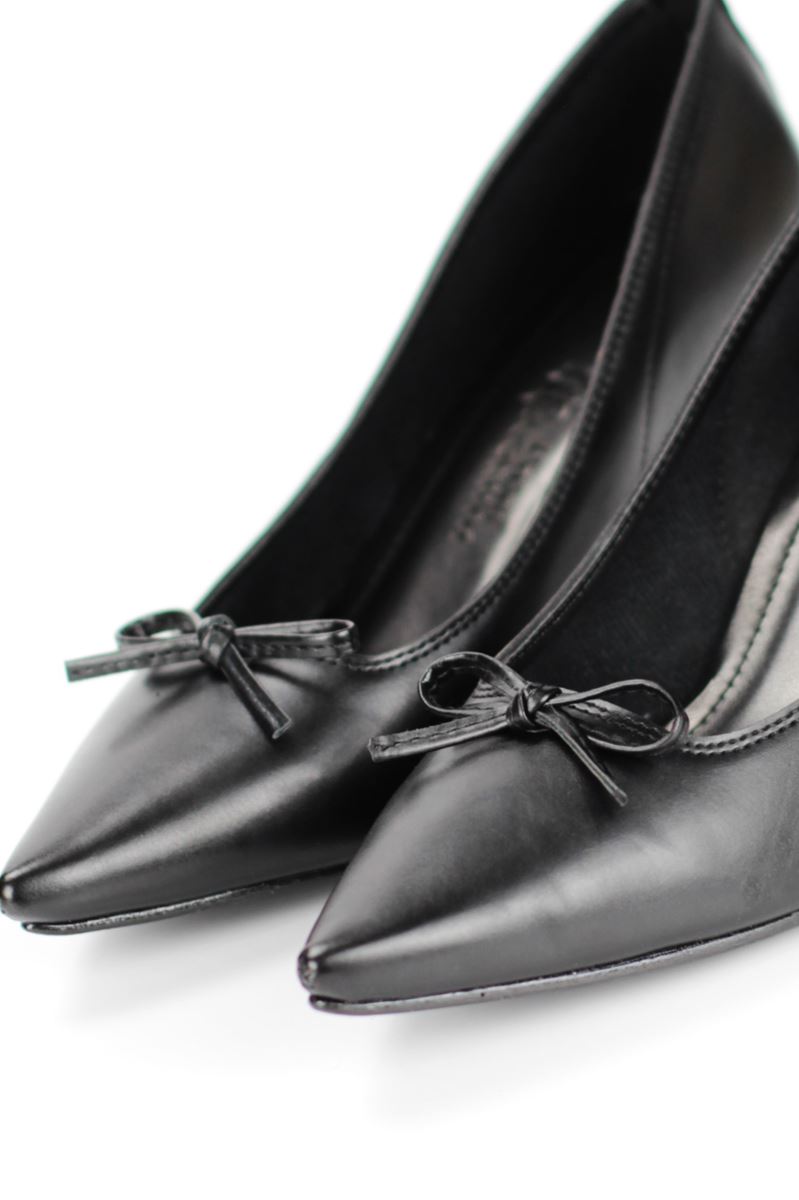 Ellyn Esnek Yumuşak Kaymaz Taban (4 cm) Siyah Cilt  İnce Bıyık Fiyonk Kadın Topuklu Ayakkabı