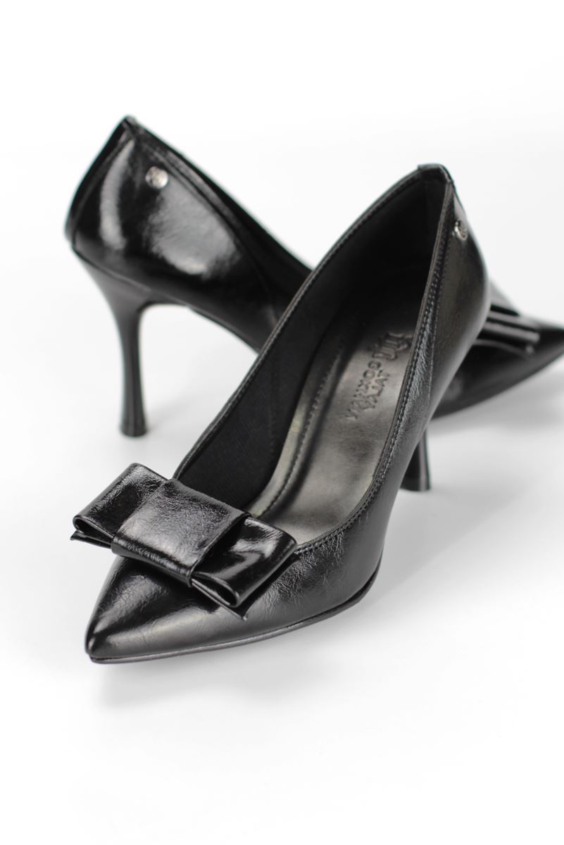 Polina Esnek Yumuşak Kaymaz Taban (8 cm) Siyah Rugan Köşe Fiyonk Kadın Topuklu Ayakkabı