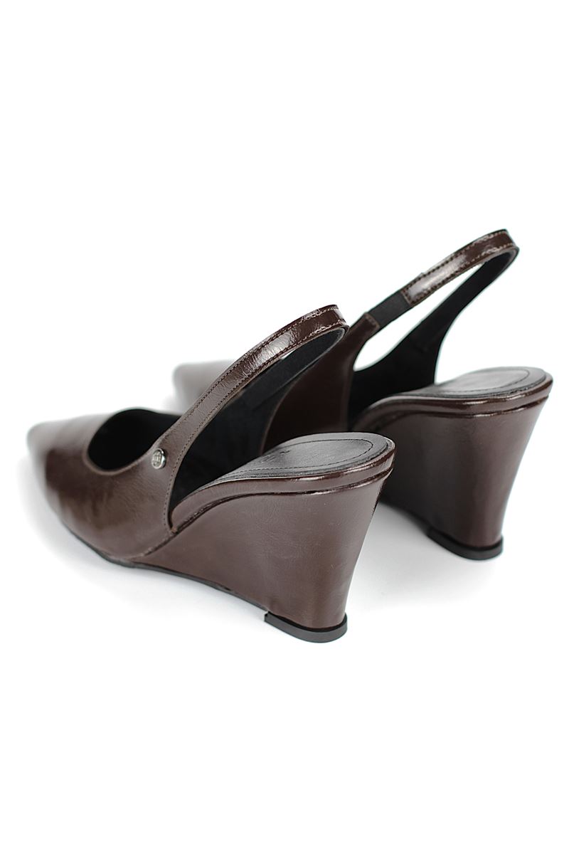 Agape  Esnek Yumuşak Kaymaz Taban (8cm) Kahverengi Rugan  Açık Lastikli Kadın Dolgu Topuklu Ayakkabı