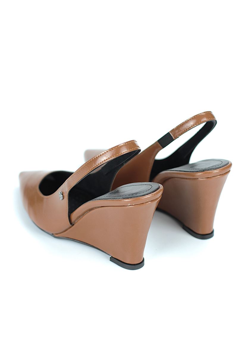 Agape  Esnek Yumuşak Kaymaz Taban (8cm) Taba Rugan Açık Lastikli Kadın Dolgu Topuklu Ayakkabı