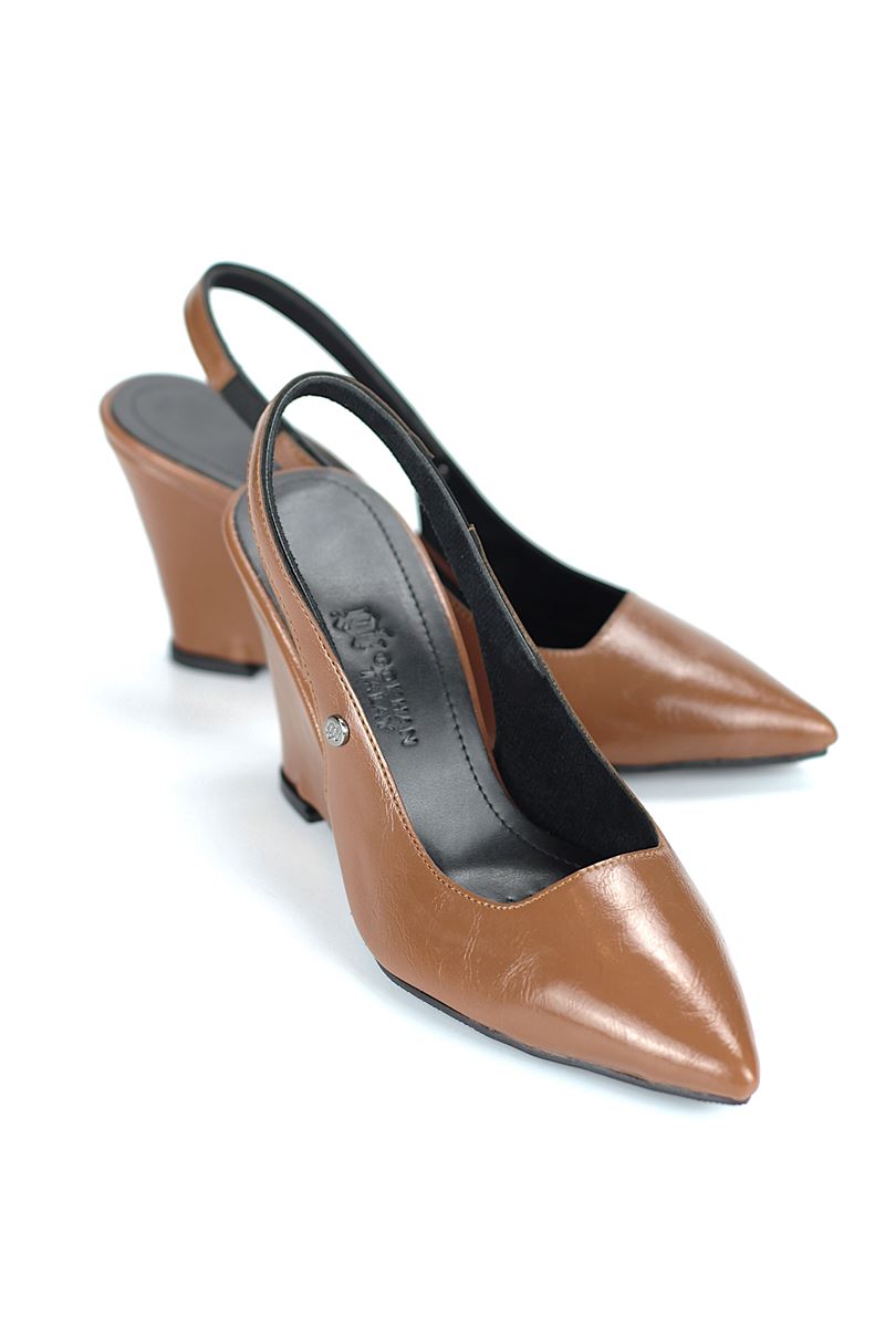 Agape  Esnek Yumuşak Kaymaz Taban (8cm) Taba Rugan Açık Lastikli Kadın Dolgu Topuklu Ayakkabı