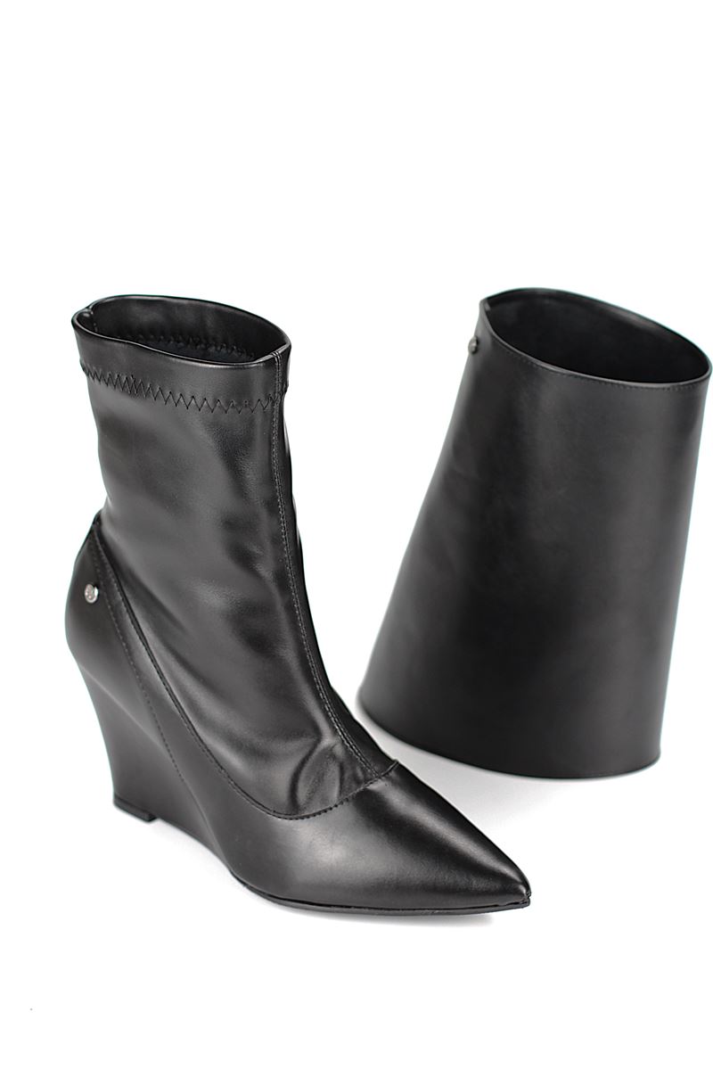 Avenzia  Siyah Esnek Yumuşak Kaymaz Taban Dolgu Topuklu Yakalı ( 8 cm) Streç Bot