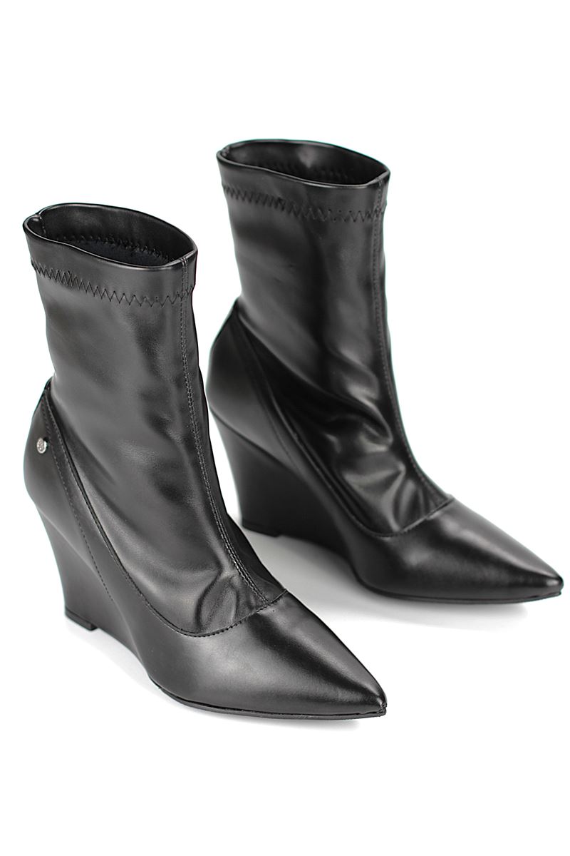 Avenzia  Siyah Esnek Yumuşak Kaymaz Taban Dolgu Topuklu Yakalı ( 8 cm) Streç Bot