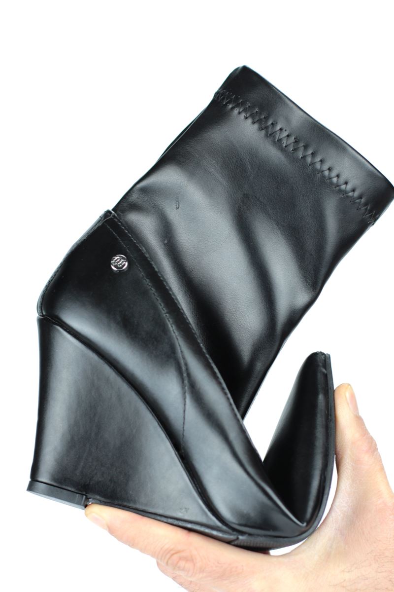 Avenzia  Siyah Esnek Yumuşak Kaymaz Taban Dolgu Topuklu Yakalı ( 8 cm) Streç Bot