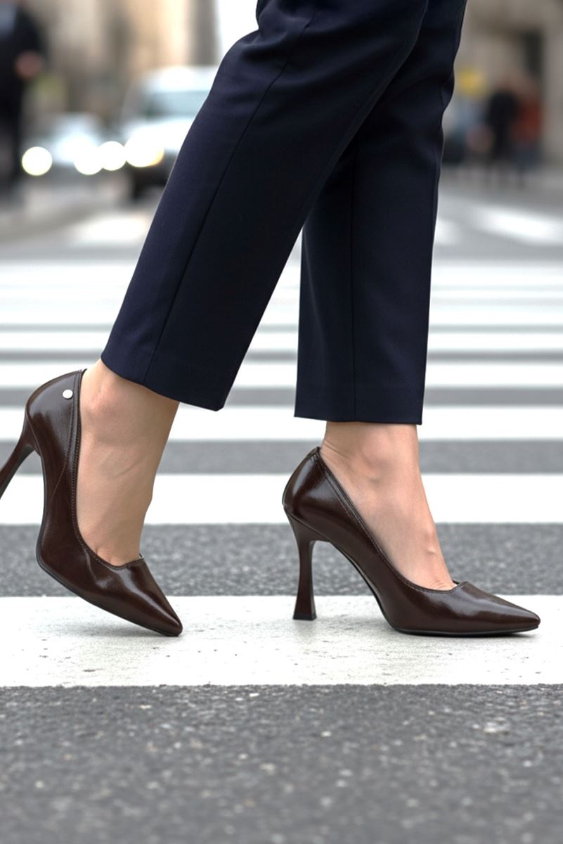 Odette Esnek Yumuşak Kaymaz Taban (10 cm) Kahverengi Rugan Kadın Topuklu Ayakkabı