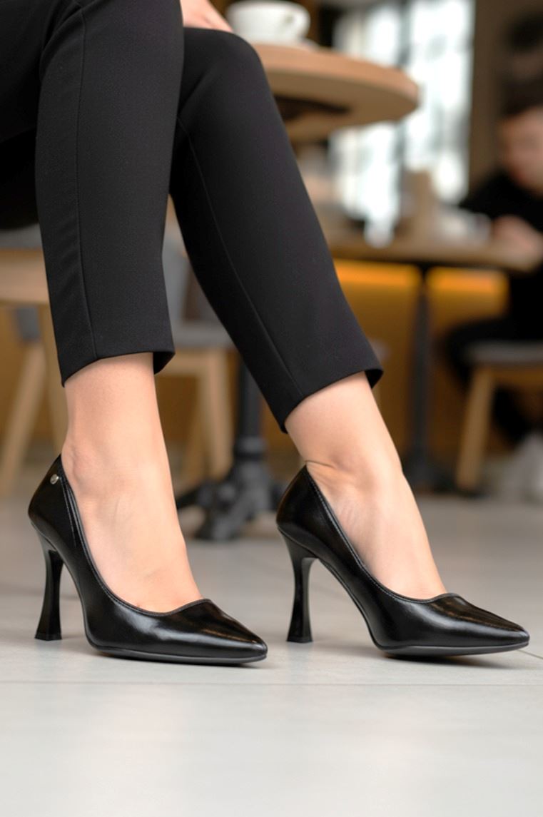 Odette Esnek Yumuşak Kaymaz Taban (10 cm) Siyah Rugan Kadın Topuklu Ayakkabı