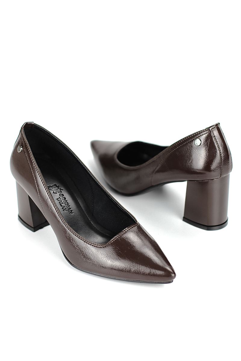 Nevra Esnek Yumuşak Kaymaz Taban (7 cm) Kahverengi Rugan Kadın Kalın Topuklu Ayakkabı