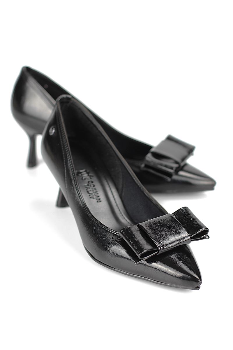 Vellon Esnek Yumuşak Kaymaz Taban (4 cm) Siyah Rugan Köşe Fiyonk Kadın Topuklu Ayakkabı