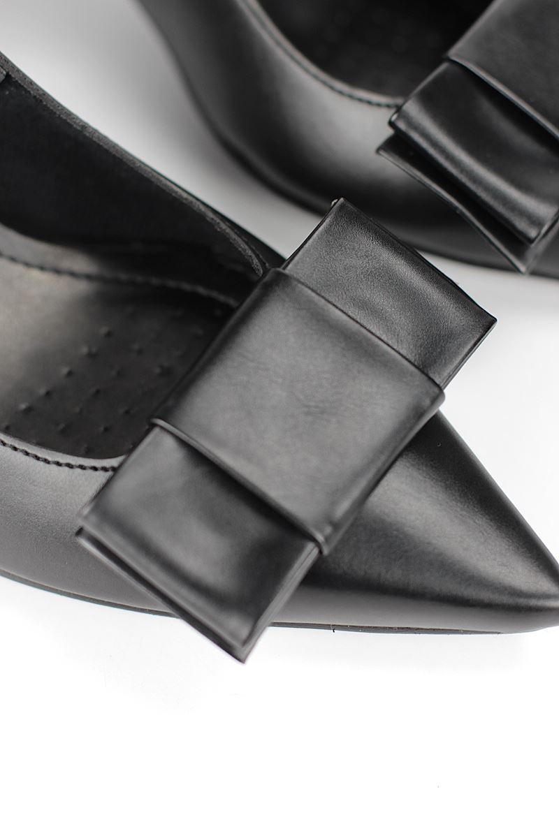 Nira Esnek Yumuşak Kaymaz Taban (4 cm) Siyah Cilt  Açık Lastikli Kadın Kalın Topuklu Köşe Fiyonklu Ayakkabı