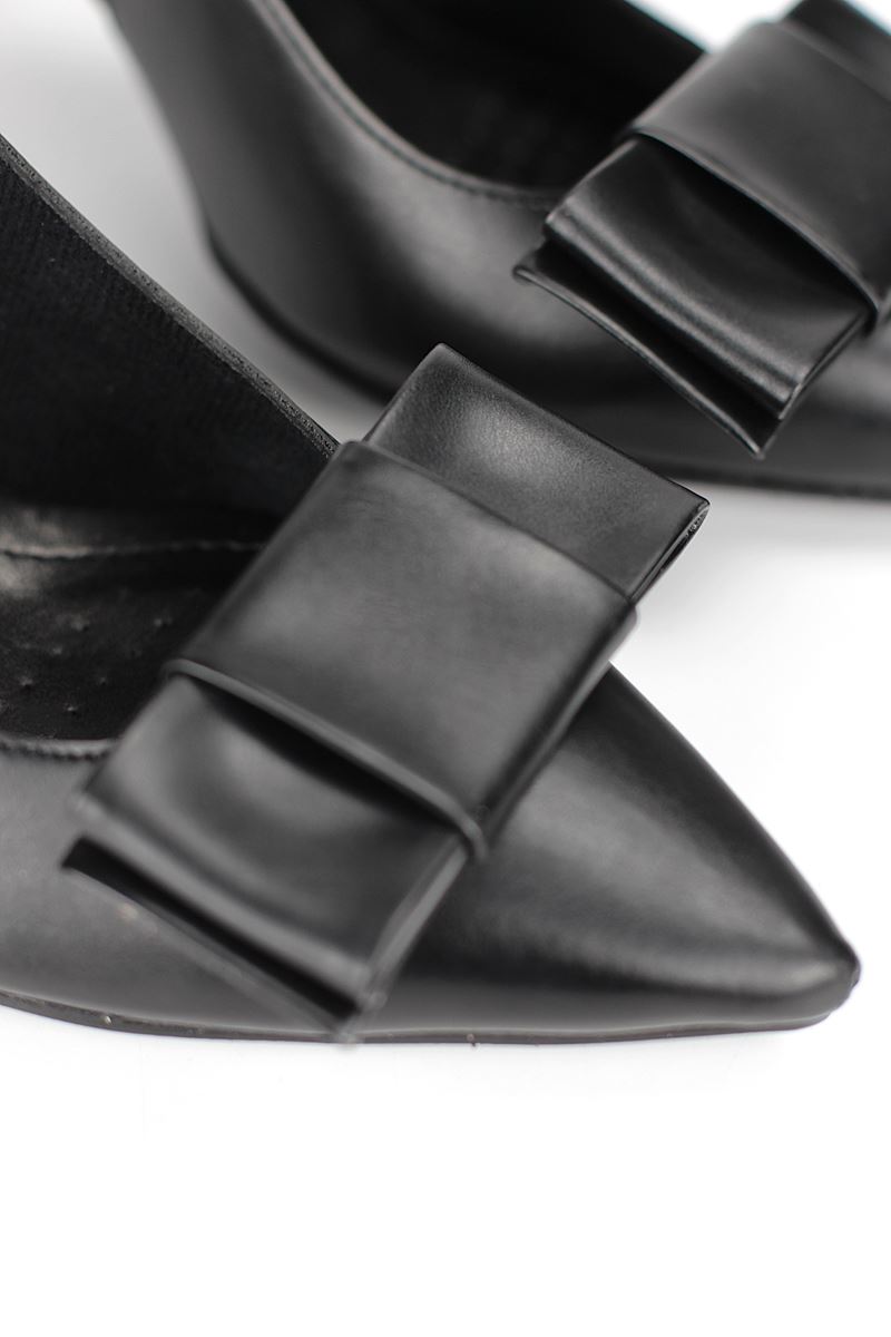 Nivelle Esnek Yumuşak Kaymaz Taban (8 cm) Siyah Cilt  Açık Lastikli Köşe Fiyonk Kadın Topuklu Ayakkabı