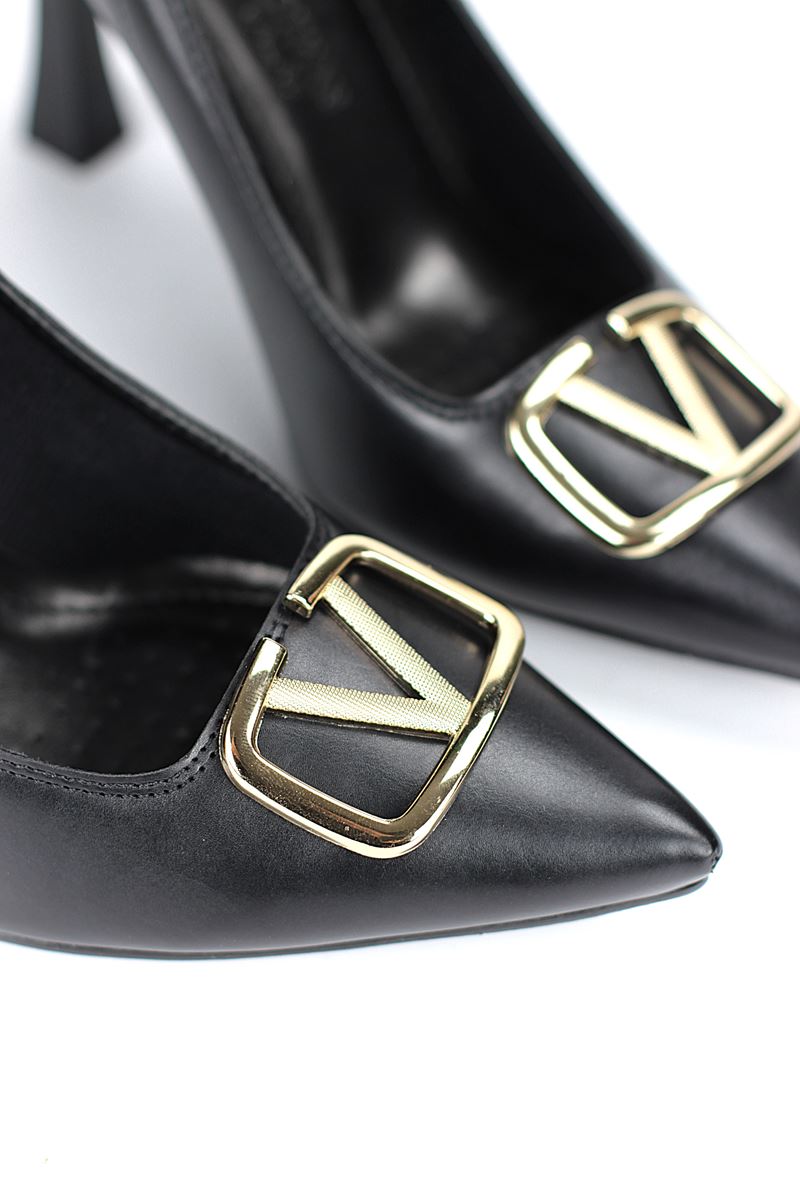 Camille Esnek Yumuşak Kaymaz Taban (10 cm) Siyah Cilt V Toka Kadın Topuklu Ayakkabı