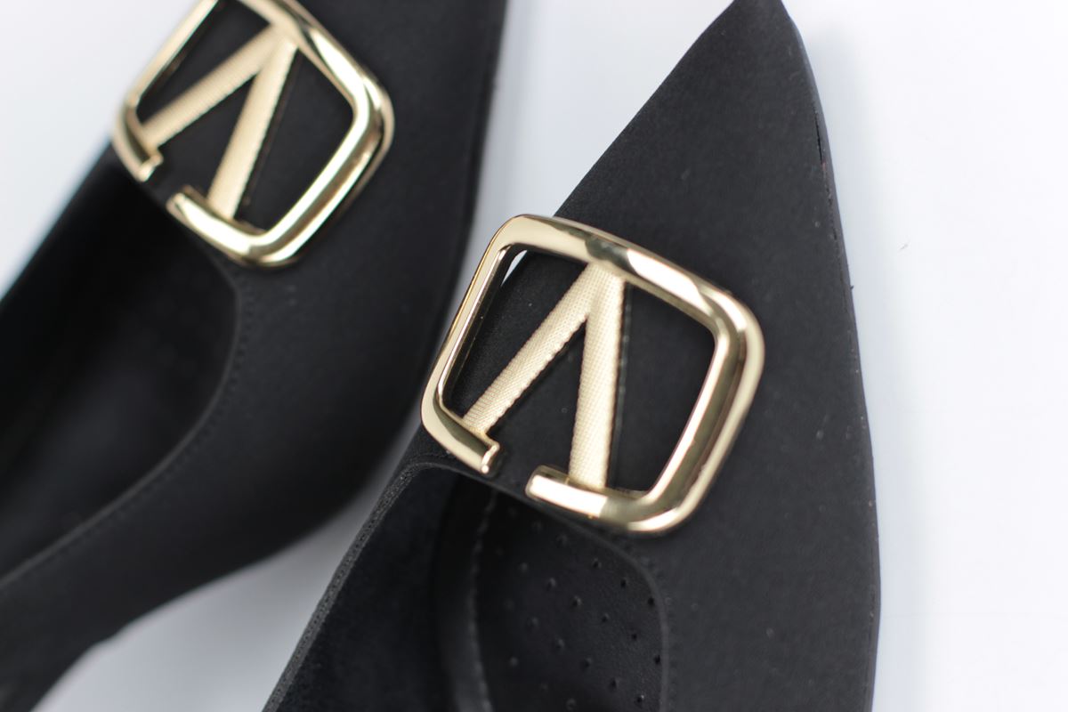 Liselotte Esnek Yumuşak Kaymaz Taban (4 cm) Siyah Süet  Açık Lastikli V Toka Kadın Topuklu Ayakkabı