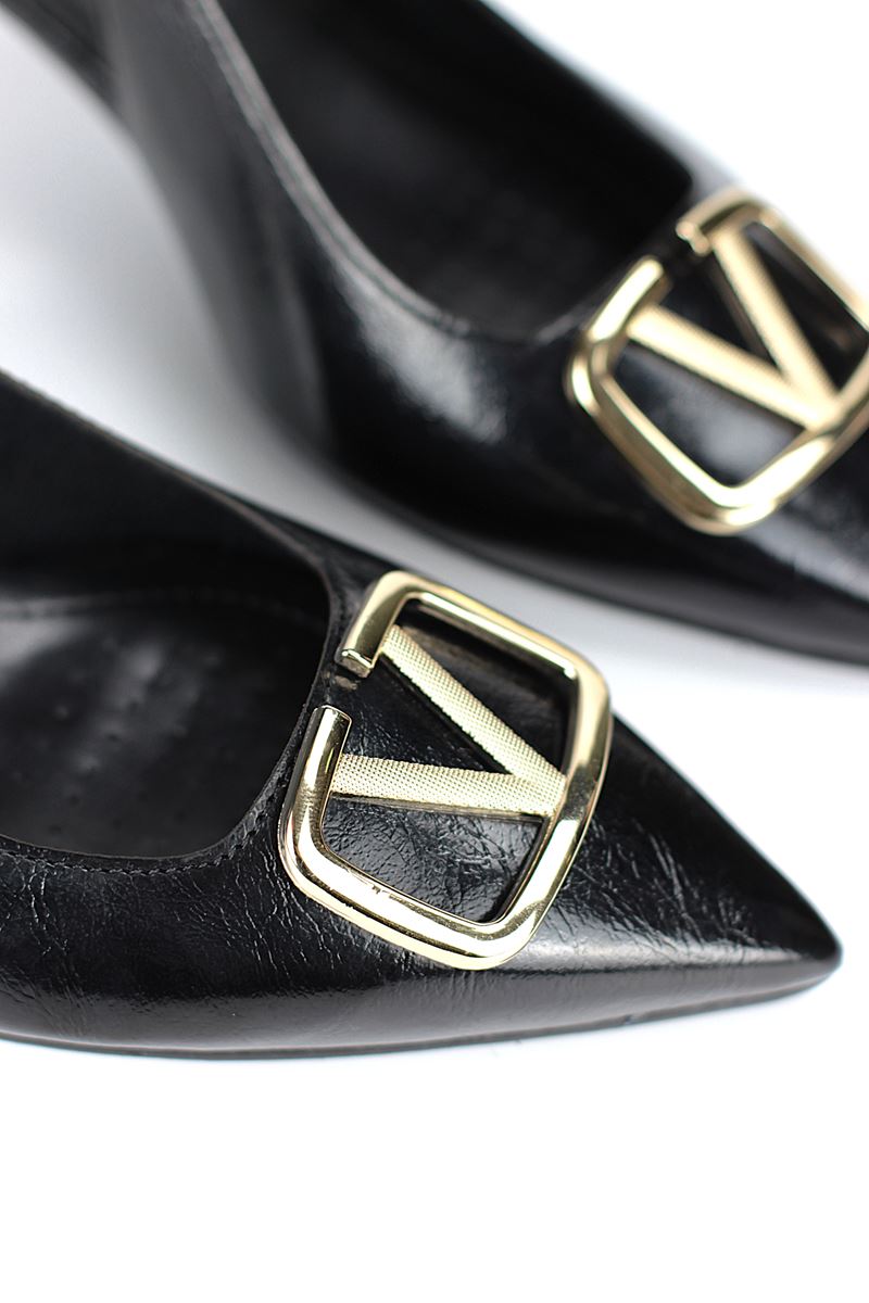 Liselotte Esnek Yumuşak Kaymaz Taban (4 cm) Siyah Rugan  Açık Lastikli V Toka Kadın Topuklu Ayakkabı