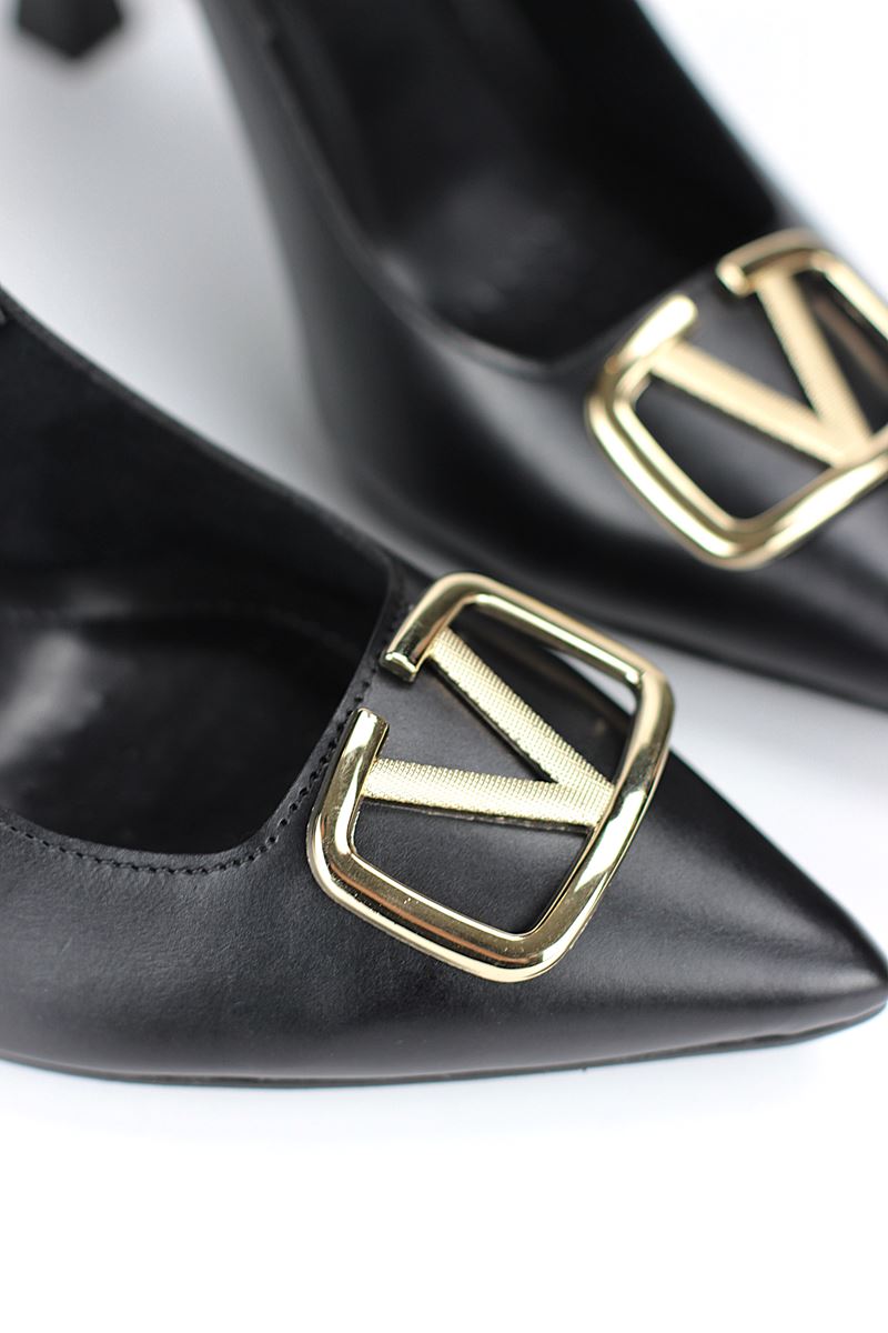 Melina Esnek Yumuşak Kaymaz Taban (10 cm) Siyah Cilt Açık Lastikli V Toka Kadın Topuklu Ayakkabı