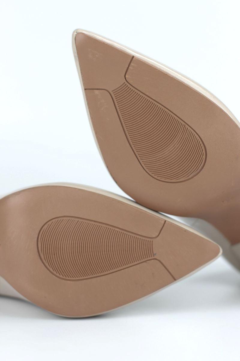 Hilda Esnek Yumuşak Kaymaz Taban (8 cm) Bej Rugan  Açık Lastikli V Toka Kadın Topuklu Ayakkabı