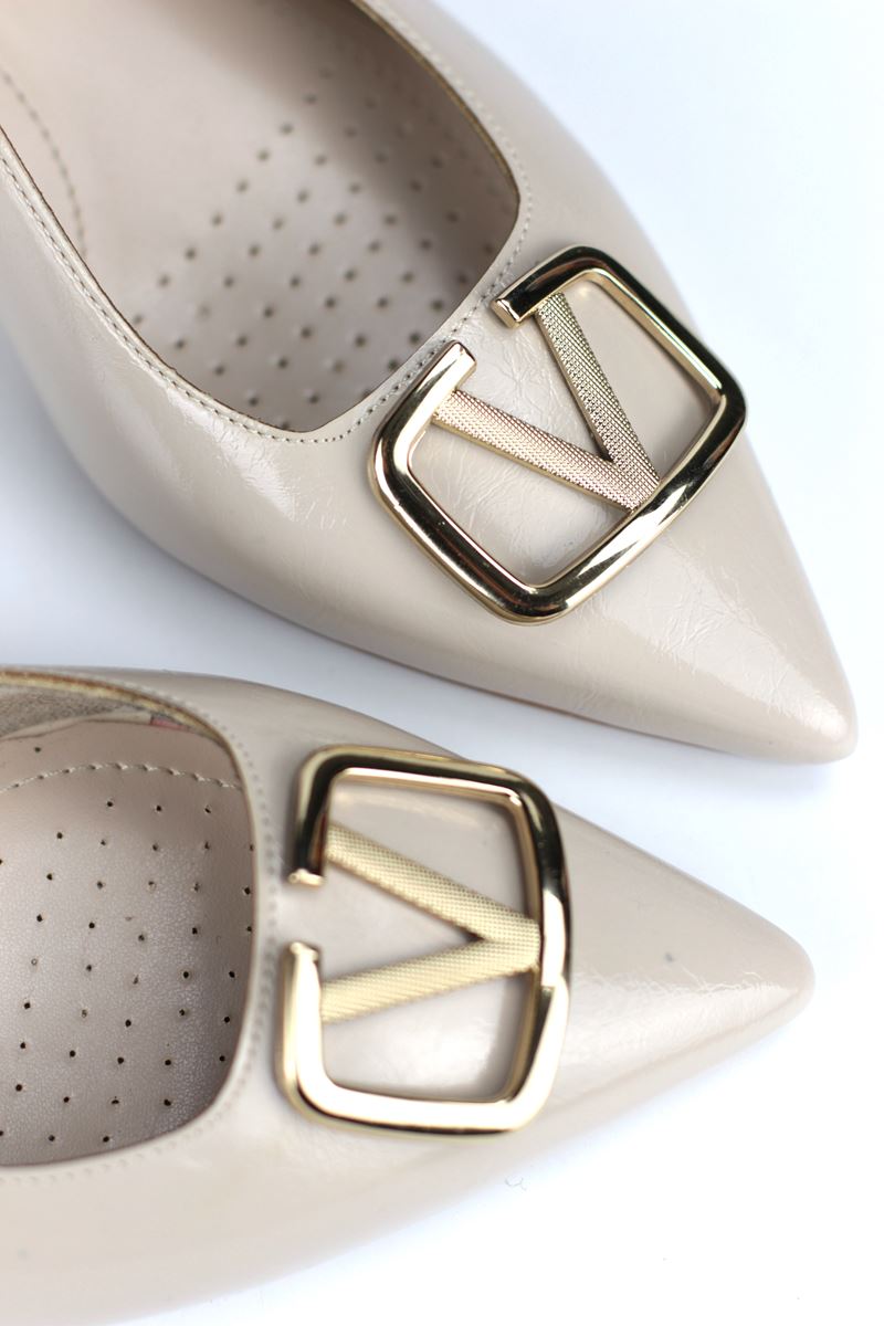 Liselotte Esnek Yumuşak Kaymaz Taban (4 cm) Bej Rugan  Açık Lastikli V Toka Kadın Topuklu Ayakkabı