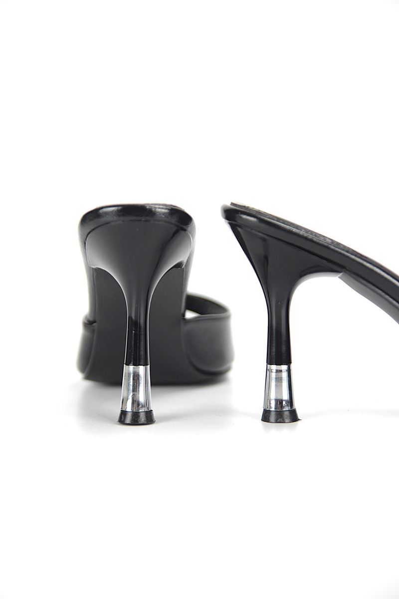 Serenya Esnek Yumuşak Kaymaz Taban (8 cm) Siyah Rugan Gümüş Ökçe Detaylı Kadın Topuklu Terlik