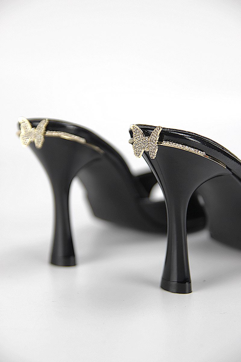 Butterfly Esnek Yumuşak Kaymaz Taban (8 cm) Siyah Rugan Metal Kelebek Detaylı Kadın Topuklu Terlik