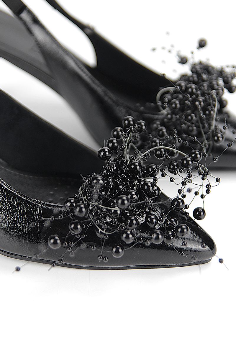 Noir Esnek Yumuşak Kaymaz Taban (4 cm) Siyah Rugan El Yapımı Boncuk Detaylı Açık Lastikli Kadın Topuklu Ayakkabı