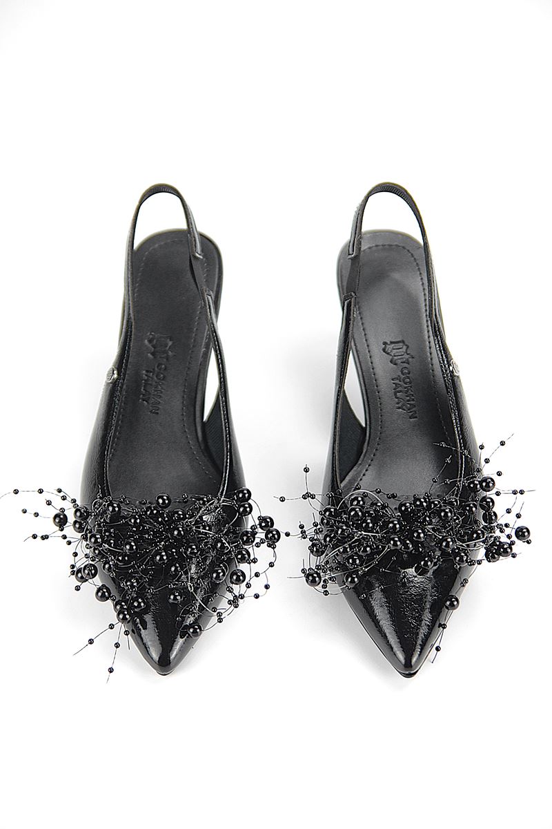 Noir Esnek Yumuşak Kaymaz Taban (4 cm) Siyah Rugan El Yapımı Boncuk Detaylı Açık Lastikli Kadın Topuklu Ayakkabı