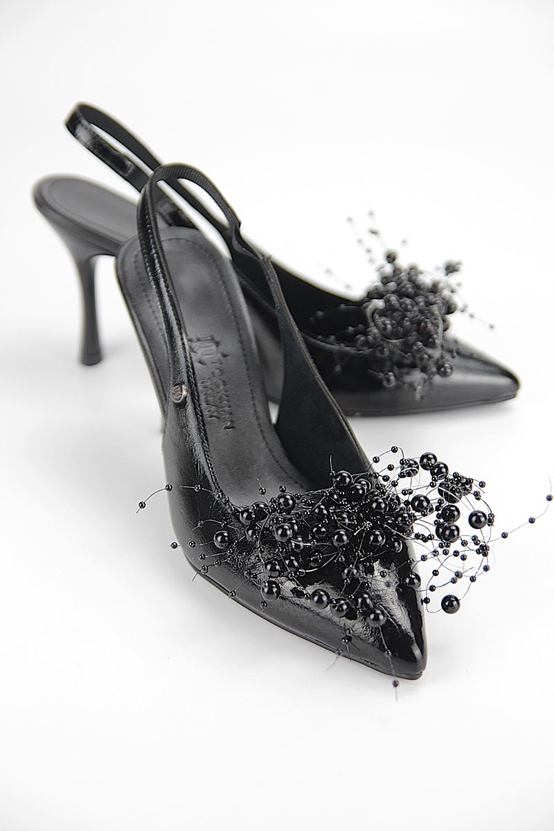 Black Beads Esnek Yumuşak Kaymaz Taban (8 cm) Siyah Rugan El Yapımı Boncuk Detaylı Açık Lastikli Kadın Topuklu Ayakkabı