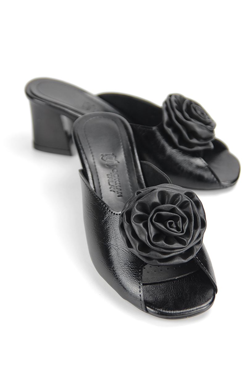 Rosette Esnek Yumuşak Kaymaz Taban (4 cm) Siyah Rugan El Yapımı Gül Detaylı Kadın Kalın Topuklu Terlik