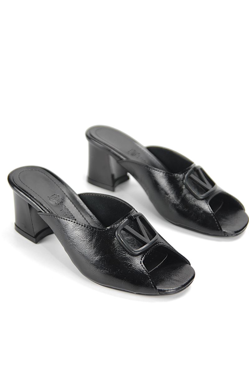 Nayara Esnek Yumuşak Kaymaz Taban (4 cm) Siyah Rugan Mat V Toka Kadın Kalın Topuklu Terlik