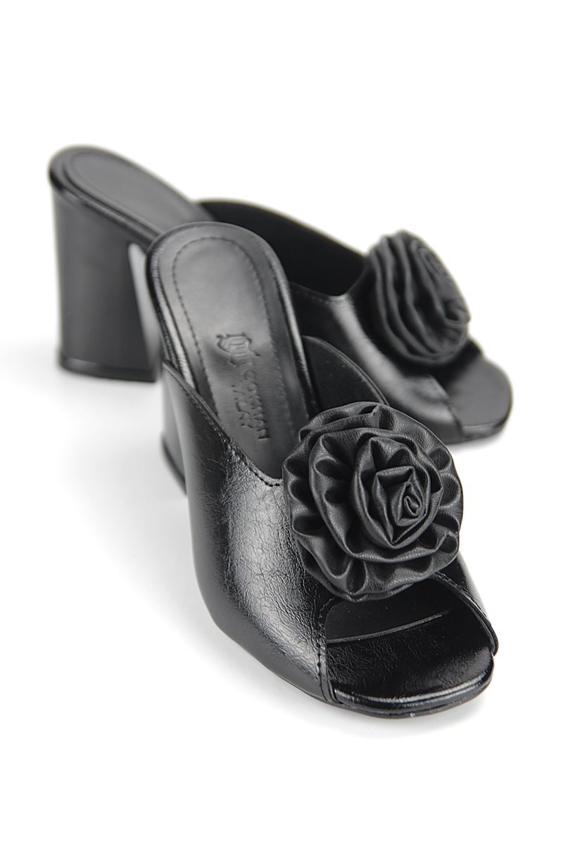 Varda Esnek Yumuşak Kaymaz Taban (8 cm) Siyah Rugan El Yapımı Gül Detaylı Kadın Kalın Topuklu Terlik