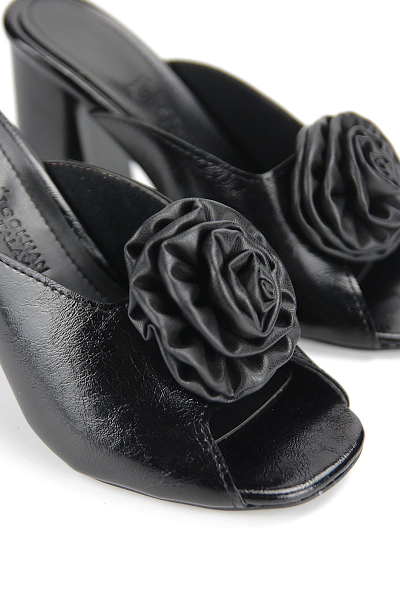 Varda Esnek Yumuşak Kaymaz Taban (8 cm) Siyah Rugan El Yapımı Gül Detaylı Kadın Kalın Topuklu Terlik