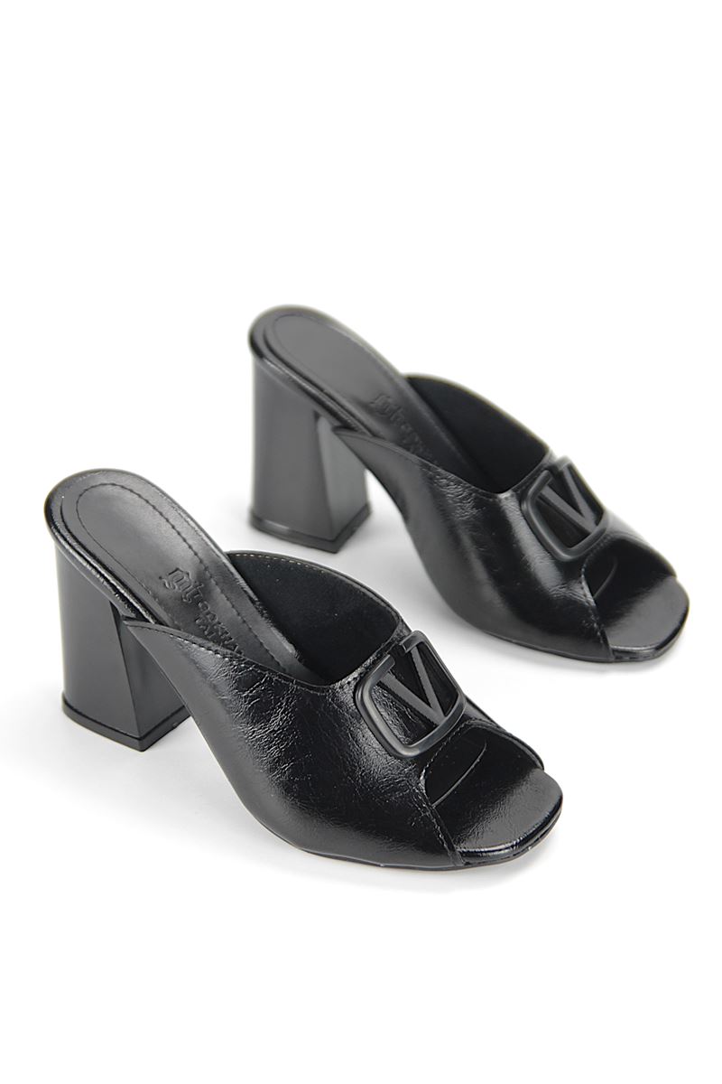 Arvessa Esnek Yumuşak Kaymaz Taban (8 cm) Siyah Rugan Mat V Toka Kadın Kalın Topuklu Terlik