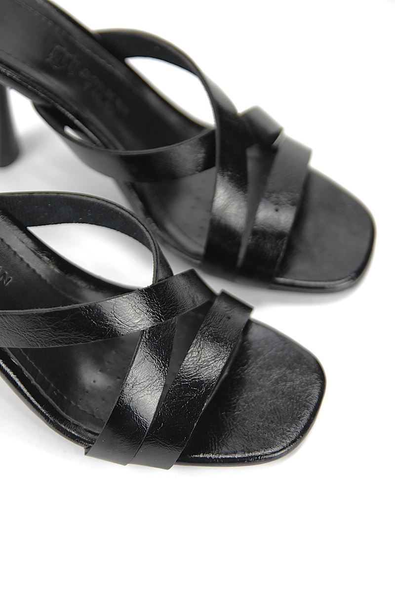 Elowen Esnek Yumuşak Kaymaz Taban (8 cm) Siyah Rugan  Çapraz Bantlı Kadın Topuklu Terlik