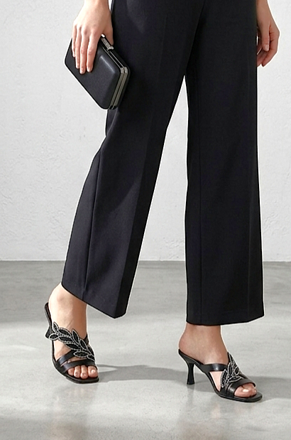 Daphne Esnek Yumuşak Kaymaz Taban (4 cm) Siyah Rugan Taşlı Yaprak Detaylı Kadın Topuklu Terlik