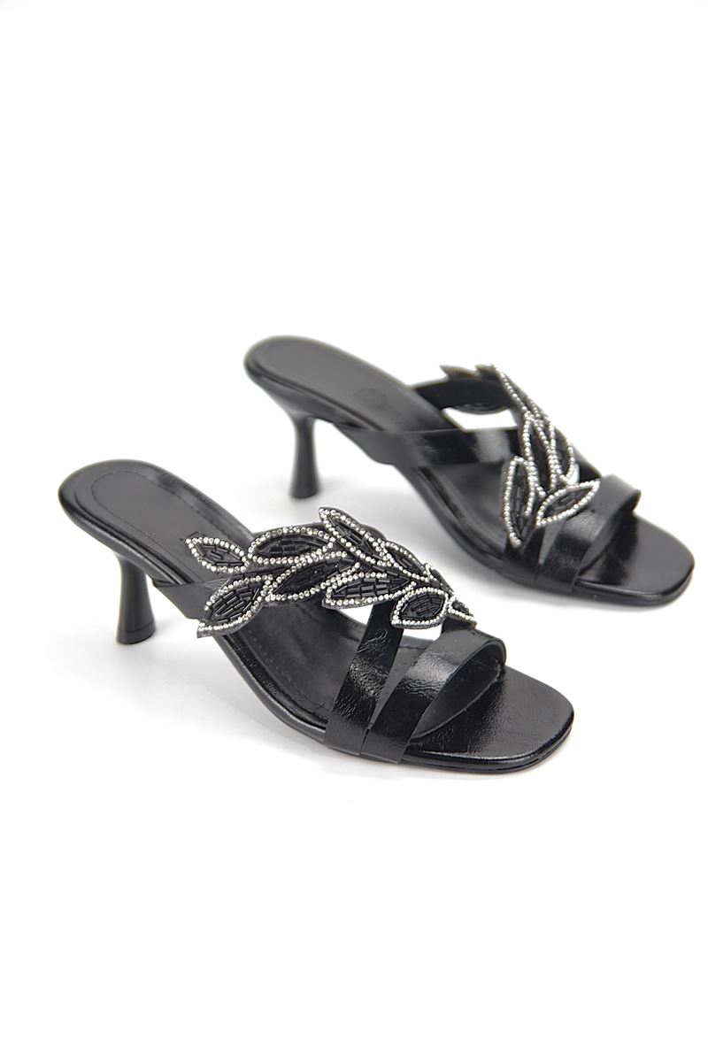 Daphne Esnek Yumuşak Kaymaz Taban (4 cm) Siyah Rugan Taşlı Yaprak Detaylı Kadın Topuklu Terlik