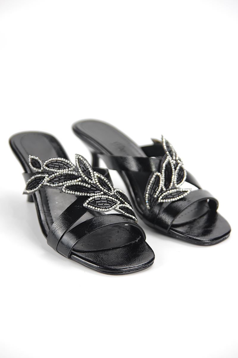 Daphne Esnek Yumuşak Kaymaz Taban (4 cm) Siyah Rugan Taşlı Yaprak Detaylı Kadın Topuklu Terlik