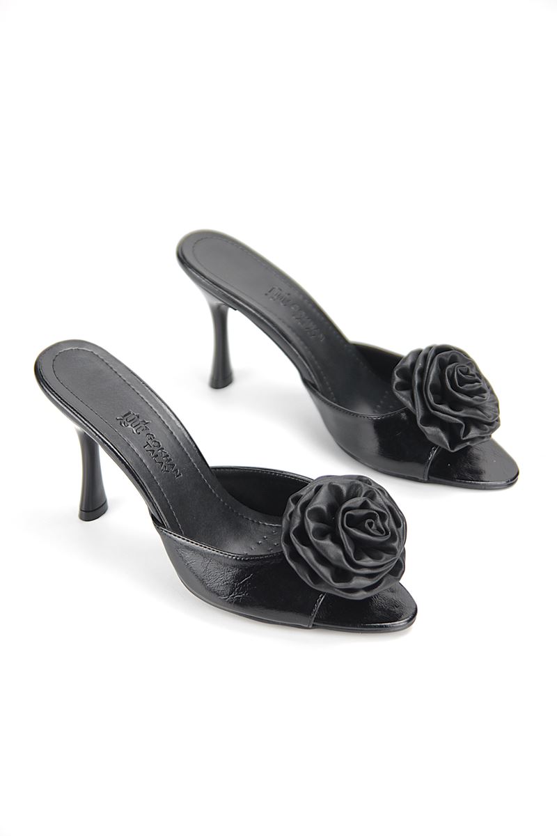 Rosalie Esnek Yumuşak Kaymaz Taban (8 cm) Siyah Rugan El Yapımı Gül Detaylı Kadın Topuklu Terlik