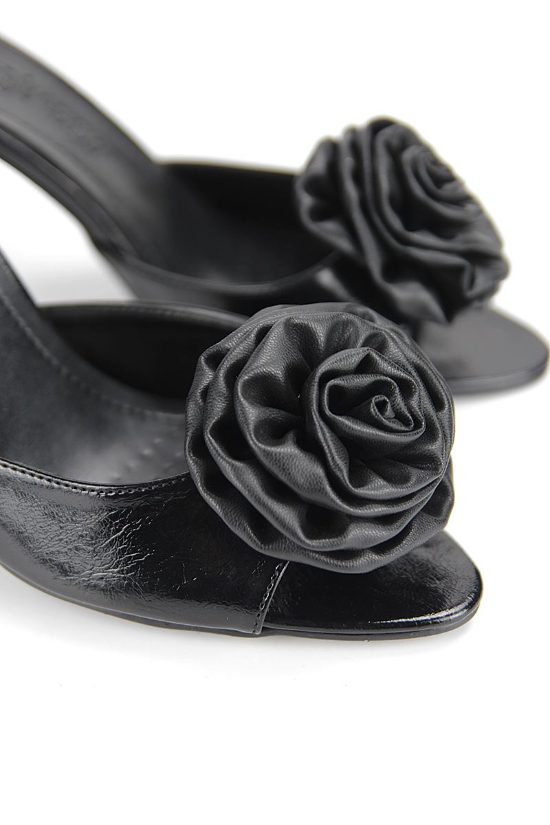Rosalie Esnek Yumuşak Kaymaz Taban (8 cm) Siyah Rugan El Yapımı Gül Detaylı Kadın Topuklu Terlik