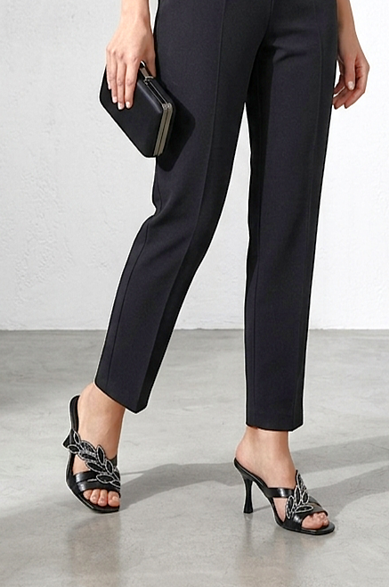 Tamara Esnek Yumuşak Kaymaz Taban (8 cm) Siyah Rugan Taşlı Yaprak Detaylı Kadın Topuklu Terlik