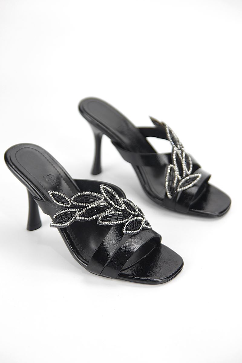 Tamara Esnek Yumuşak Kaymaz Taban (8 cm) Siyah Rugan Taşlı Yaprak Detaylı Kadın Topuklu Terlik