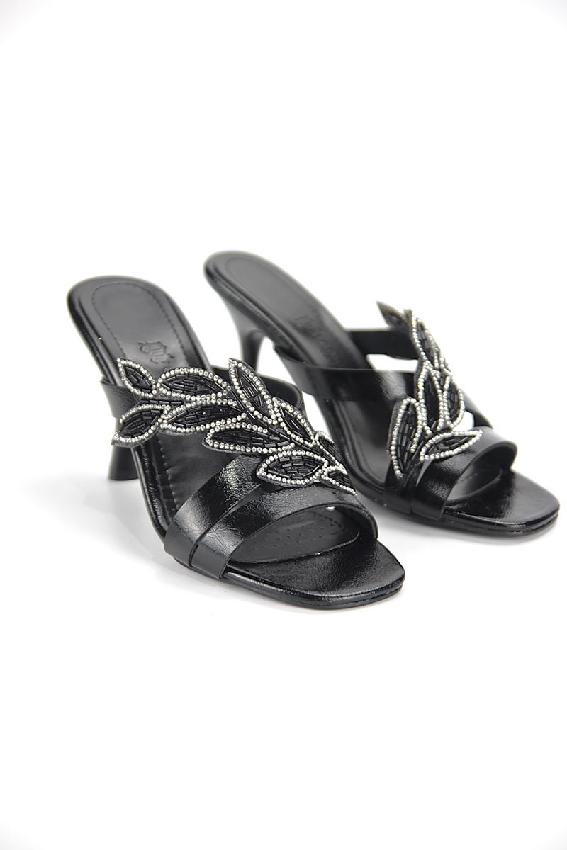 Tamara Esnek Yumuşak Kaymaz Taban (8 cm) Siyah Rugan Taşlı Yaprak Detaylı Kadın Topuklu Terlik