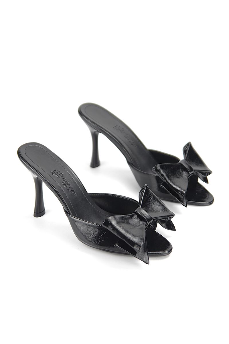 Ribbon Esnek Yumuşak Kaymaz Taban (8 cm) Siyah Rugan Fiyonk Detaylı Kadın Topuklu Terlik